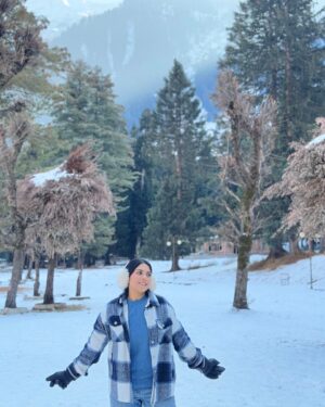 Bhumika Thakkar Instagram - I think they call this love 😍

#mountainsview #mountainlover #kashmirtourism #kashmirvalley #indiantravel #indiantraveller #snowcappedmountains #pahalgam #betaabvalley