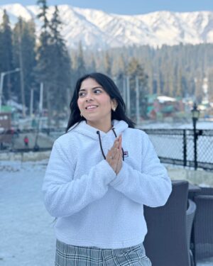Bhumika Thakkar Instagram - Magical ❄️

#kashmir #kashmir_lovers #kashmirtourism #kashmirvalley #gulmarg #indiantravelblogger #indiantravelgram #indiantraveller #hilltopgulmarg