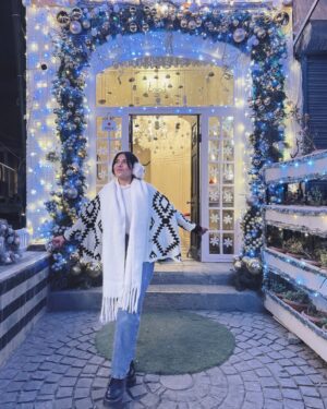 Bhumika Thakkar Instagram - Happy New Year 🥳 

May your year be filled with love and light and everything you wish for ❤️

Who remembers this cafe from Laila Majnu? Have you seen it?

#lailamajnu #chaijaai #happynewyear #newyear2025 #kashmir_lovers #srinagar #srinagardiaries #srinagarkashmir #srinagarcafe #indiantravelblogger #indiantravelgram