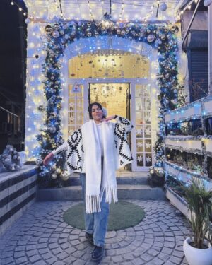 Bhumika Thakkar Instagram - Happy New Year 🥳 

May your year be filled with love and light and everything you wish for ❤️

Who remembers this cafe from Laila Majnu? Have you seen it?

#lailamajnu #chaijaai #happynewyear #newyear2025 #kashmir_lovers #srinagar #srinagardiaries #srinagarkashmir #srinagarcafe #indiantravelblogger #indiantravelgram