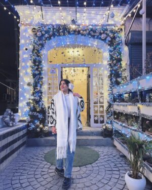 Bhumika Thakkar Instagram - Happy New Year 🥳 

May your year be filled with love and light and everything you wish for ❤️

Who remembers this cafe from Laila Majnu? Have you seen it?

#lailamajnu #chaijaai #happynewyear #newyear2025 #kashmir_lovers #srinagar #srinagardiaries #srinagarkashmir #srinagarcafe #indiantravelblogger #indiantravelgram