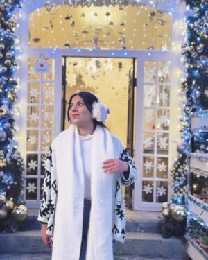 Bhumika Thakkar Instagram - Happy New Year 🥳 

May your year be filled with love and light and everything you wish for ❤️

Who remembers this cafe from Laila Majnu? Have you seen it?

#lailamajnu #chaijaai #happynewyear #newyear2025 #kashmir_lovers #srinagar #srinagardiaries #srinagarkashmir #srinagarcafe #indiantravelblogger #indiantravelgram