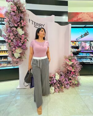 Bhumika Thakkar Instagram - Yesterday for the @byterryofficial Brightening CC Foundation launch @luxasiaindia @sephora_india 

One of the only makeup brands that focus more on skincare and hydration, all their products give a sheer glow and a radiant finish keeping skin super hydrated at the same time. If you have dry skin or are over 35, you will love this range especially. Because skin starts getting drier with age, this gives a lit from within kind of glow. You can expect the best from a French makeup/skincare brand.

#byterry #byterrymakeup #byterryofficial #indianmakeupandbeauty #luxasia #luxasiaindia #byterryindia #byterryxsephora #makeupevent