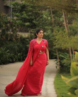 Bhumika Thakkar Instagram - Had missed sharing pictures of this outfit 😍 One of my favourite looks 🫰 Including the hair

Saree: @twamev.official 

#indianoutfit #indianwedding #indianethnic #indianweddingwear #indiansarees #predrapedsaree #pinksaree