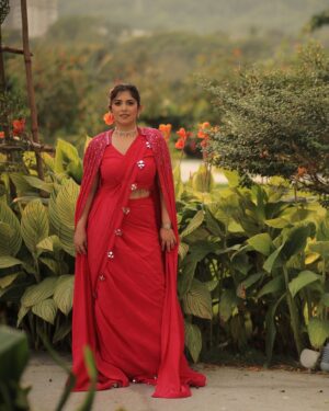Bhumika Thakkar Instagram - Had missed sharing pictures of this outfit 😍 One of my favourite looks 🫰 Including the hair

Saree: @twamev.official 

#indianoutfit #indianwedding #indianethnic #indianweddingwear #indiansarees #predrapedsaree #pinksaree