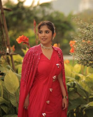 Bhumika Thakkar Instagram - Had missed sharing pictures of this outfit 😍 One of my favourite looks 🫰 Including the hair

Saree: @twamev.official 

#indianoutfit #indianwedding #indianethnic #indianweddingwear #indiansarees #predrapedsaree #pinksaree
