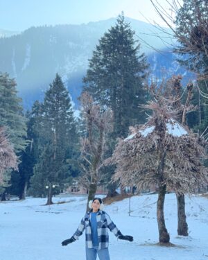 Bhumika Thakkar Instagram - I think they call this love 😍

#mountainsview #mountainlover #kashmirtourism #kashmirvalley #indiantravel #indiantraveller #snowcappedmountains #pahalgam #betaabvalley
