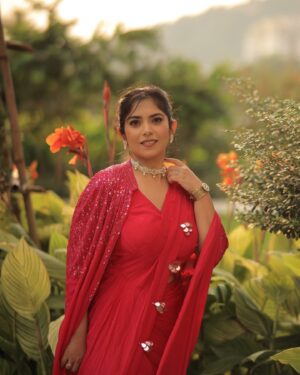 Bhumika Thakkar Instagram - Had missed sharing pictures of this outfit 😍 One of my favourite looks 🫰 Including the hair

Saree: @twamev.official 

#indianoutfit #indianwedding #indianethnic #indianweddingwear #indiansarees #predrapedsaree #pinksaree