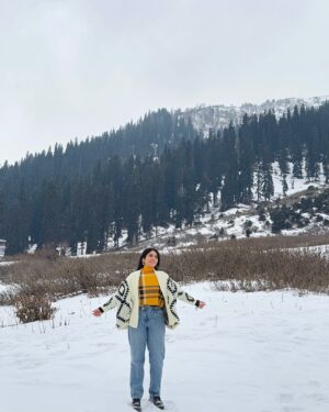 Bhumika Thakkar Instagram - Bahara bahara Hua Dil Pehli Baar Re..

#snowlife #snowmountain #kashmir #kashmir_lovers #kashmirtourism #snowoutfit #indiantraveller #indiantravelgram #indiantravelblogger #indiantravelvlogger