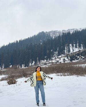 Bhumika Thakkar Instagram - Bahara bahara Hua Dil Pehli Baar Re..

#snowlife #snowmountain #kashmir #kashmir_lovers #kashmirtourism #snowoutfit #indiantraveller #indiantravelgram #indiantravelblogger #indiantravelvlogger