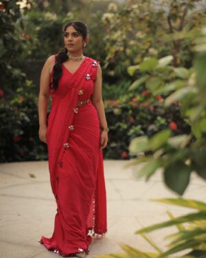 Bhumika Thakkar Instagram - Had missed sharing pictures of this outfit 😍 One of my favourite looks 🫰 Including the hair

Saree: @twamev.official 

#indianoutfit #indianwedding #indianethnic #indianweddingwear #indiansarees #predrapedsaree #pinksaree