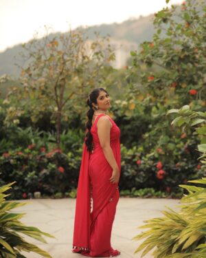 Bhumika Thakkar Instagram - Had missed sharing pictures of this outfit 😍 One of my favourite looks 🫰 Including the hair

Saree: @twamev.official 

#indianoutfit #indianwedding #indianethnic #indianweddingwear #indiansarees #predrapedsaree #pinksaree