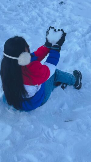 Bhumika Thakkar Instagram - Just me and snow ❄️🫰

#snowpeak #snowday #snowsnowsnow #kashmir #gulmarg #gulmargdiaries #kashmir_lovers #kashmirvalley #kashmirreels #indiantravelblogger #indiantravellers #indiantravelsquad #indiantravelvlogger