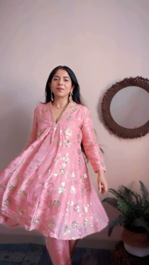 Bhumika Thakkar Instagram - Wait for it..

Western or Indian? What do you like more? 

I am loving this gorgeous colour, and it will also continue to trend in 2025, the beautiful shades of baby/onion pink. 

This stunning tissue with gold sequin embroidered coord set is from @gajra.gang @nykaafashion 

#transitionreel #indianoutfits #gajragang #nykaafashion #weddingessentials #weddingoutfitideas #indianweddingstyle #indianweddingglam #grwmreel