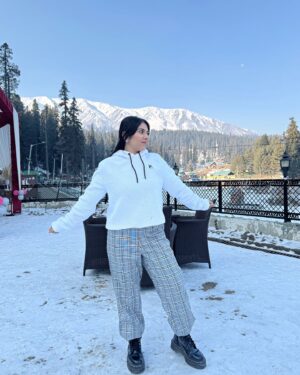 Bhumika Thakkar Instagram - Magical ❄️

#kashmir #kashmir_lovers #kashmirtourism #kashmirvalley #gulmarg #indiantravelblogger #indiantravelgram #indiantraveller #hilltopgulmarg