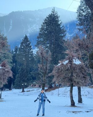 Bhumika Thakkar Instagram - I think they call this love 😍

#mountainsview #mountainlover #kashmirtourism #kashmirvalley #indiantravel #indiantraveller #snowcappedmountains #pahalgam #betaabvalley