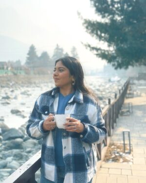 Bhumika Thakkar Instagram - Going to miss the hot chocolate season, already dreading the upcoming Mumbai summers 😒

#hotchocolatetime #hotchocolateseason #kashmir #kashmir_lovers #pahalgam #hotelheevanpahalgam #cafewilopahalgam #kashmirwinter #indiantravelblogger #indiantravelgram