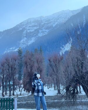 Bhumika Thakkar Instagram - I think they call this love 😍

#mountainsview #mountainlover #kashmirtourism #kashmirvalley #indiantravel #indiantraveller #snowcappedmountains #pahalgam #betaabvalley