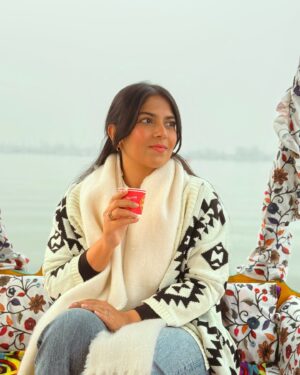 Bhumika Thakkar Instagram - Hum Jo Dekhe Sapne Pyaare Sach Ho Saare Bas Aur Kya ❤️

#dallake #dallakesrinagar #dallakeview #dallake❤️ #srinagarkashmir #srinagardiaries #kashmirvalley #kashmirlife #kashmirlakes #indiantravelblogger #indiantravelgram #indiantravelsquad #kashmirikahwa