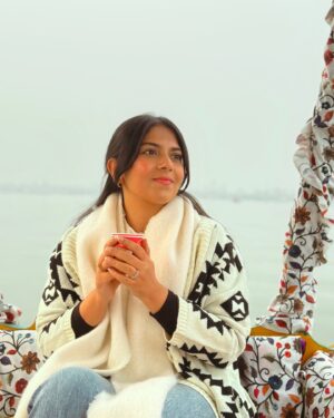 Bhumika Thakkar Instagram - Hum Jo Dekhe Sapne Pyaare Sach Ho Saare Bas Aur Kya ❤️

#dallake #dallakesrinagar #dallakeview #dallake❤️ #srinagarkashmir #srinagardiaries #kashmirvalley #kashmirlife #kashmirlakes #indiantravelblogger #indiantravelgram #indiantravelsquad #kashmirikahwa