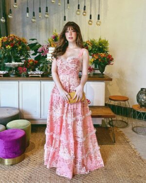Bia Arantes Instagram - Ontem tive a honra de ser madrinha da união de duas pessoas muito especiais, numa celebração muito muito linda! 💖

Obrigada @lethiciabronstein pelo vestido super romântico 🎀