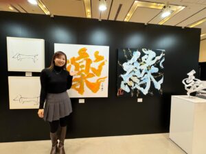 Bisen Aoyagi Instagram - 📢展覧会のお知らせ📢
「青柳美扇展」
✨入場無料✨ ぜひ遊びにきてね。
新作も発表します

○場所
【心斎橋PARCO 14階 】
📍大阪府大阪市中央区心斎橋筋1丁目8-3
PARCO GALLERY/SPACE 14
「コンテンポラリーアートコレクション」

○日時
2025年1月23日（木）〜27日（月）
10時〜19時　※最終入館は30分前迄
最終日のみ17時迄

明日からやで☺︎！