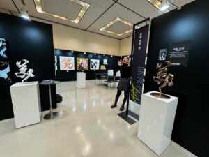 Bisen Aoyagi Instagram - 📢展覧会のお知らせ📢
「青柳美扇展」
✨入場無料✨ ぜひ遊びにきてね。
新作も発表します

○場所
【心斎橋PARCO 14階 】
📍大阪府大阪市中央区心斎橋筋1丁目8-3
PARCO GALLERY/SPACE 14
「コンテンポラリーアートコレクション」

○日時
2025年1月23日（木）〜27日（月）
10時〜19時　※最終入館は30分前迄
最終日のみ17時迄

明日からやで☺︎！
