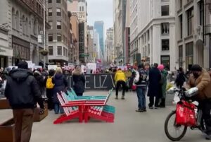 Bojana Novaković Instagram - 🇷🇸
U znak podrške i solidarnosti je i dijaspora u Njujorku danas zastala. 

SviĆe i Njujork će! 🐰

🇬🇧
As a sign of support and solidarity, the diaspora in New York stopped today.

Photo: 
@1986ph 
@johnnie_brada
@shustikla