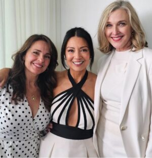 Brenda Strong Instagram - Celebrating the birthday this week of the amazing  @mingna_wen! ❣️ Dear friends of over 25 years (yikes! Where did THAT time go??) these two beautiful souls have my devotion for life! #findyourpeople❤️ 🙏🏻 to the maverick #RobertAltman for putting us together.