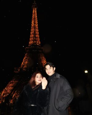 Brisia Jodie Instagram - Forevel grateful, forever yours💍✨

(Ini bukan dilamar lagi ya tapi cuma foto aja sm cincinnya di eifel tower soalnyaa bagusss dan ini mimpikuuu hihiii)