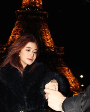Brisia Jodie Instagram - Forevel grateful, forever yours💍✨

(Ini bukan dilamar lagi ya tapi cuma foto aja sm cincinnya di eifel tower soalnyaa bagusss dan ini mimpikuuu hihiii)