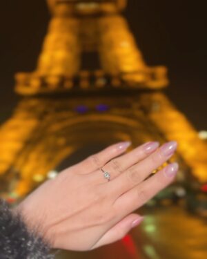 Brisia Jodie Instagram - Forevel grateful, forever yours💍✨

(Ini bukan dilamar lagi ya tapi cuma foto aja sm cincinnya di eifel tower soalnyaa bagusss dan ini mimpikuuu hihiii)