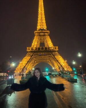 Brisia Jodie Instagram - Forevel grateful, forever yours💍✨

(Ini bukan dilamar lagi ya tapi cuma foto aja sm cincinnya di eifel tower soalnyaa bagusss dan ini mimpikuuu hihiii)
