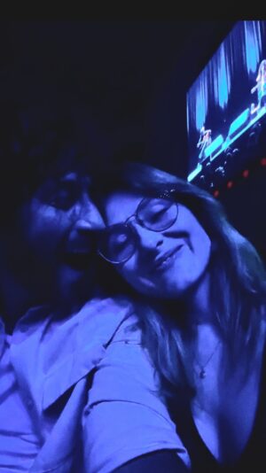 Bruna Guerin Instagram - Sempre bom surpreender quem a gente ama. Uma sensação única de cumplicidade, amor e afeto. Criar novas memórias ao seu lado me transforma. Feliz aniversário de namoro. Te amo ♥️

Presente surpresa com show da @maro.musica em SP. Foi lindo!