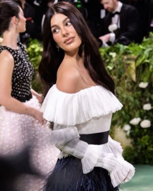Camila Morrone Instagram - Back at the @metmuseum with my @chanelofficial family 🤍 seeing all your friends dressed up in the most glamorous way, at the most iconic museum in NYC, is a feeling I’ll never get over. Thank you Anna, all the lovely women at Chanel, @voguemagazine, and the glam teams who work SO hard to put us all together.