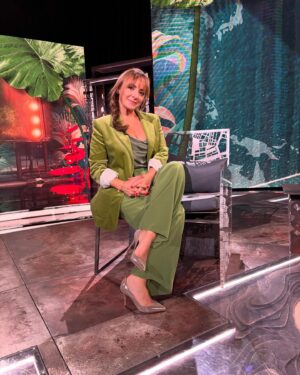 Camila Raznovich Instagram - Vi aspetto oggi pomeriggio su Rai Tre con @kilimangiarorai … occhio oggi si parte prima alle 17.05!!! #tvshow #raitre #kilimangiarorai #travelshow