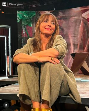 Camila Raznovich Instagram - Oggi a partire dalle 17.15 su @instarai3 torna il #Kilimangiaro con @camilaraznovich 

Viaggi, avventure, nuove scoperte e ospiti in studio!

Vi aspettiamo 🚀