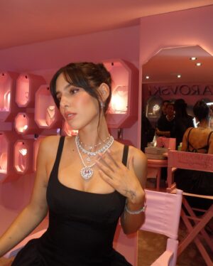 Camila Valero Instagram - covered in swarovski crystals gurrlllll 🩷💠 amando la nueva colección #ArianaGrandexSwarovski
#Swarovski @swarovski 🩷💞💗✨💋