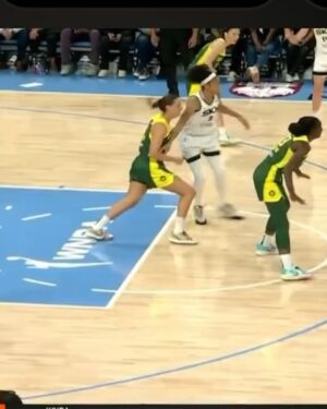 Candace Parker Instagram - #TBT Every hoopers’ DREAM. Michael Jordan! Growing up I used to study his turnaround jumper, but his use of the ball fake was what I LOVED! 🎵 Like Mike if I could be like Mike🎵