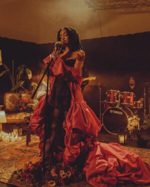 Candice Vernet Instagram - Des moments capturés en musique, là où chaque note trouve son écho en live ✨

🎹 @nykajy 
🎸 @gratienrb 
🎷 @zafy_lgc 
🥁 @lfkeys._ 
🎸 @caleb.moks 

Arrangements @gratienrb 
🎤 @vatosoarkt 

📷 @hugolardenet