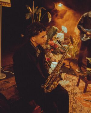 Candice Vernet Instagram - Des moments capturés en musique, là où chaque note trouve son écho en live ✨

🎹 @nykajy 
🎸 @gratienrb 
🎷 @zafy_lgc 
🥁 @lfkeys._ 
🎸 @caleb.moks 

Arrangements @gratienrb 
🎤 @vatosoarkt 

📷 @hugolardenet