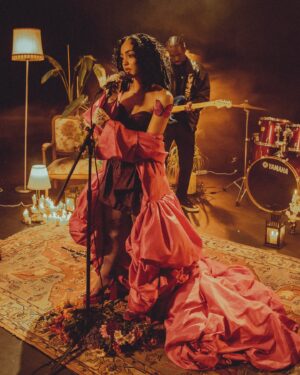 Candice Vernet Instagram - Des moments capturés en musique, là où chaque note trouve son écho en live ✨

🎹 @nykajy 
🎸 @gratienrb 
🎷 @zafy_lgc 
🥁 @lfkeys._ 
🎸 @caleb.moks 

Arrangements @gratienrb 
🎤 @vatosoarkt 

📷 @hugolardenet