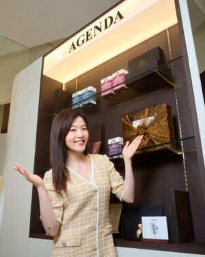 Candy Yang Instagram - 身為女藝人，要維持良好的狀態來面對鏡頭，身為女人，更要每一次照鏡子，都更愛自己一些。演藝工作忙碌，時常風吹日曬雨淋、長時間上妝、作息不正常都容易讓氣色黯淡、看起來疲憊，因此我非常重視肌膚保養，兼顧外服內用，挑選適合自己的保健食品，讓我不上妝，也敢素顏面對鏡頭，保持好氣色，淨白水嫩！
 
這次接到Agenda的邀約非常興奮，因為愛美達人如我，已經吃他們家的「光燦煥白 穀胱甘肽粉」大半年了，完全是忠實粉絲，剛開始接觸他，是因為那時主持外景節目一直在大太陽下曝曬，但同時我又在拍戲，所以要維持膚況，除了防曬之外，我一直在尋找能夠從內在調理，讓肌膚呈現健康光澤的方式。後來朋友推薦我這個品牌，我一吃就愛上了，認真使用了一個多月，感覺整體狀態更加有精神，展現出自然的光采，整個人看起來更加神采奕奕！所以這一次得知他們在大直美麗華的1樓有漂亮的櫃位，真的是迫不及待跟大家分享🫶
 
「光燦煥白穀胱甘肽粉」富含豐富的維他命C／B／Ｅ／硒，還有白蕃茄萃取物，含有全台最高白皙含量250mg，讓我可以盡情享受太陽的照耀，在外景跑跑跳跳依舊可以當個白雪公主！榮獲FG專家評鑑和SGS、FDA多項安全認證，吃的很安心，檸檬風味酸酸甜甜，顆粒很細緻，吃起來沒有負擔也非常好吞咽🫶
 
之前都是從網路上購買，這次在大直美麗華的超質感櫃位，讓人一走進去就有種優雅沉浸的氛圍，除了商品展示完整，還有成分的元素牆，讓我們更了解產品的內容，更貼心設置顧客休憩區，在這裡可以體驗產品之外，也可以吸收健康美麗的小知識，讓人身心靈都放鬆，每一個角落都超好拍！
 
認真覺得Agenda的產品送禮自用兩相宜，他們的禮盒精緻有質感，除了光燦煥白穀胱甘肽粉兩盒、光燦煥白穀胱甘肽粉七日體驗組還有精緻的刮痧禮盒，讓我們的美由內而外的散發出來，成就更有朝氣的自己！
 
愛自己，是邁向幸福的第一步。
一起來好好愛自己吧。

#水光肌 #亮顏 #保養食品 #穀胱甘肽 
#AGENDA
 
@agenda.taiwan