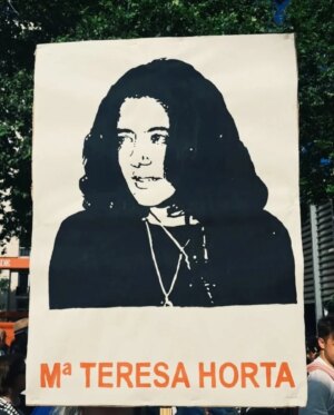 Capicua Instagram - 💔
Que estejamos à altura da sua coragem, talento e sentido se justiça ✊️
Não há palavras que possam conter o agradecimento que lhe devo/devemos.🙏😔
Que possa estar agora ao colo do seu amor e que não deixe de escrever um poema por dia por toda a eternidade ❤️