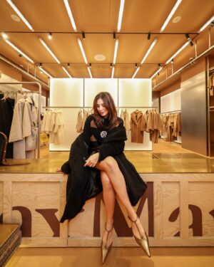 Carla Dunareanu Instagram - Filed under “Something I’d Never Be Able To Wear In Singapore” 🫰🏻

#MaxMara