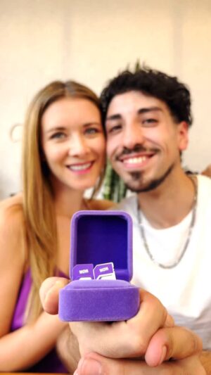 Carla Jara Instagram - ¡¿Qué está pasando acá?! 

Cuando todos creíamos que los tortolitos iban derechito al altar, ellos eligieron un mejor compromiso: PORTARSE A WOM 💍 

Porque nadie quiere perderse los descuentos de hasta 50% en planes, equipos y accesorios, pórtate bien, pórtate a #WOM po