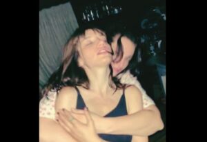 Carlotta Antonelli Instagram - Cosa c’è da aggiungere ? Tutto.
Tu sei una delle mie sorelle,e sei tante altre cose,non posso dire ‘tu sai’ perché lo sanno tutti. Alla bellezza che abbiamo vissuto insieme e anche a tutto lo schifo. A tutta la vita che ci siamo bevute,senza pensare,a tutte le lacrime dolci e a quelle amare,al buio. Ai tuoi anni di cristo,che per quanto lo invochiamo invano non si sa… ma mai veramente invano perché ci sta sempre un motivo per farlo. Sei sempre una bambina e una donna saggia. Sei la mia Thelma. Potrei scrivere chilometri di cose. Che altro dirti? Finché morte non ci separi ❤️ Auguri amore mio