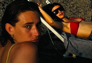 Carlotta Antonelli Instagram - Cosa c’è da aggiungere ? Tutto.
Tu sei una delle mie sorelle,e sei tante altre cose,non posso dire ‘tu sai’ perché lo sanno tutti. Alla bellezza che abbiamo vissuto insieme e anche a tutto lo schifo. A tutta la vita che ci siamo bevute,senza pensare,a tutte le lacrime dolci e a quelle amare,al buio. Ai tuoi anni di cristo,che per quanto lo invochiamo invano non si sa… ma mai veramente invano perché ci sta sempre un motivo per farlo. Sei sempre una bambina e una donna saggia. Sei la mia Thelma. Potrei scrivere chilometri di cose. Che altro dirti? Finché morte non ci separi ❤️ Auguri amore mio