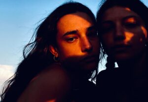 Carlotta Antonelli Instagram - Cosa c’è da aggiungere ? Tutto.
Tu sei una delle mie sorelle,e sei tante altre cose,non posso dire ‘tu sai’ perché lo sanno tutti. Alla bellezza che abbiamo vissuto insieme e anche a tutto lo schifo. A tutta la vita che ci siamo bevute,senza pensare,a tutte le lacrime dolci e a quelle amare,al buio. Ai tuoi anni di cristo,che per quanto lo invochiamo invano non si sa… ma mai veramente invano perché ci sta sempre un motivo per farlo. Sei sempre una bambina e una donna saggia. Sei la mia Thelma. Potrei scrivere chilometri di cose. Che altro dirti? Finché morte non ci separi ❤️ Auguri amore mio