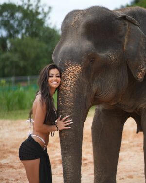 Carly Santos Instagram - A foto mais fofa que vão ver hoje 🥹🐘
